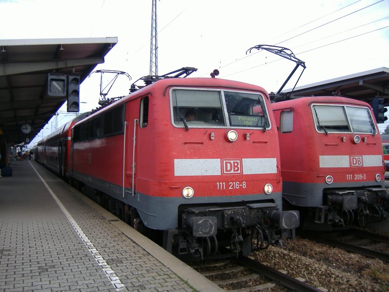 111 216 als RE Mnchen Hbf - Passau Hbf in Plattling. 31.07.2006