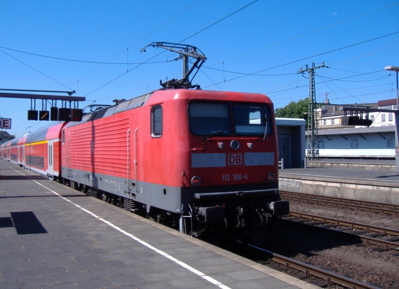 112 166 als RE 11 aus Paderborn Hbf bei der Ausfahrt aus Dsseldorf Hbf. 17.07.2006