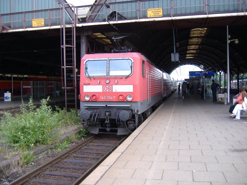 143 114 als RB 27 nach Koblenz Hbf in Mnchengladbahn Hbf. 28.06.2006