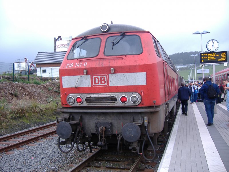 218 141 als RE 17 aus Hagen Hbf in Willingen. 06.10.2006