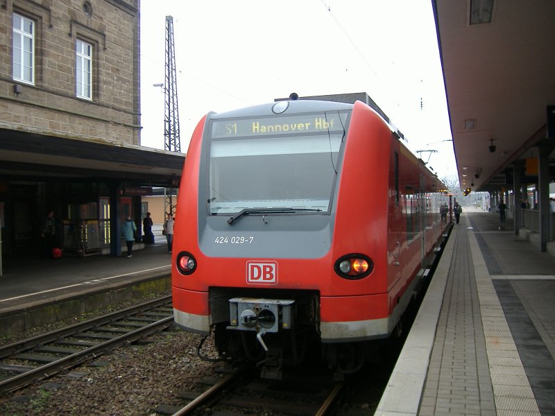 424 029 als S 1 nach Haste ber Hannover Hbf in Minden (Westf.). 23.04.2006
