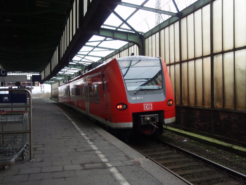 426 521 als RB 37 nach Duisburg-Entenfang in Duisburg Hbf. 16.12.2008