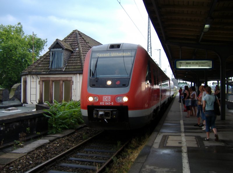 612 045 als RE 17 Hagen Hbf - Kassel-Wilhelmshhe in Schwerte (Ruhr). 05.07.2006