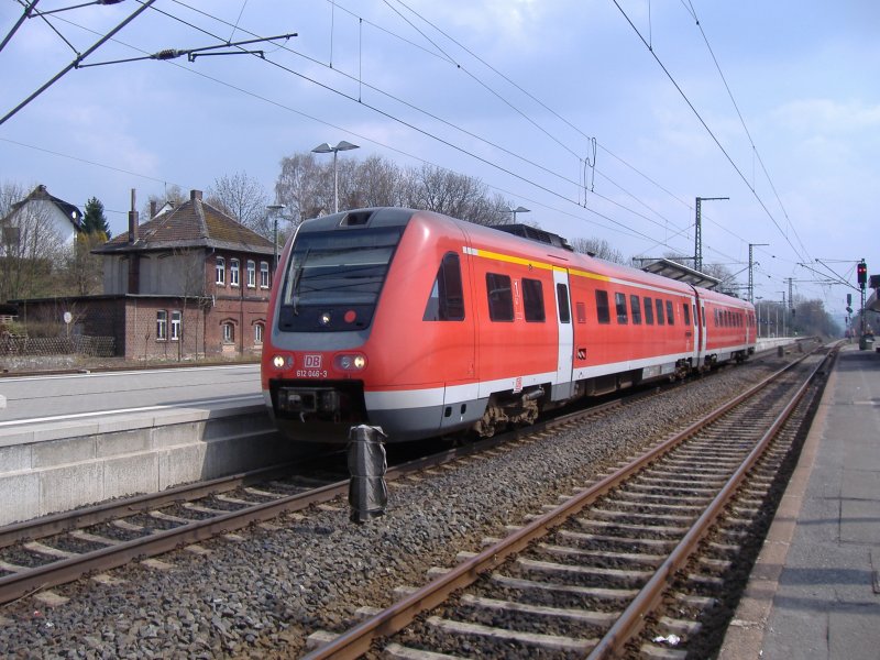612 046 als RE 17 nach Brilon Wald in Warburg (Westf.). 20.04.2006