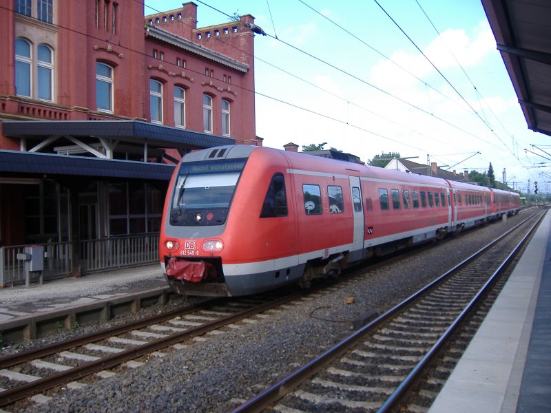 612 549 als RE 17 aus Hagen Hbf in Warburg (Westf.). 10.07.2006