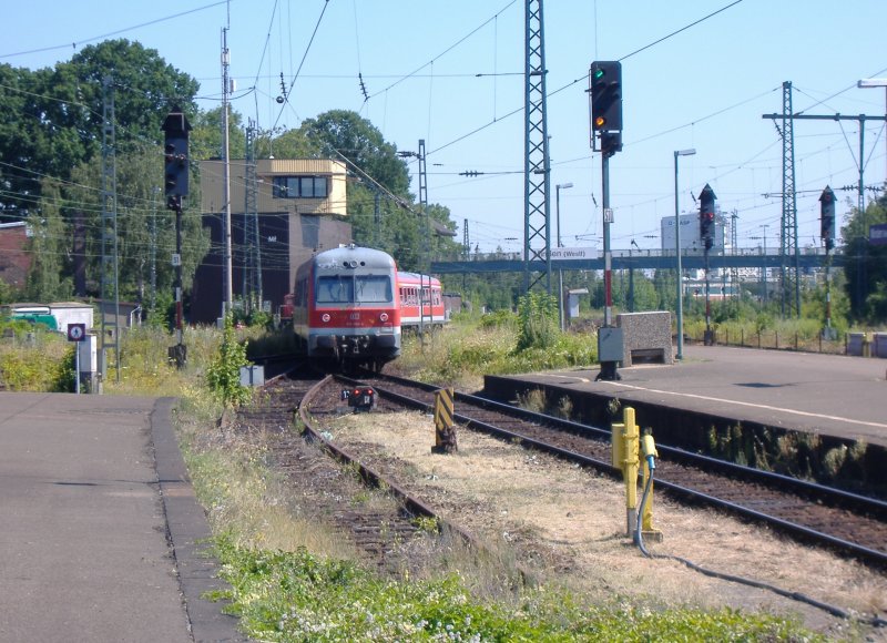 614 064 als RB 76 nach Rotenburg (Wmme) bei der Ausfahrt aus Minden (Westf.). 19.07.2006