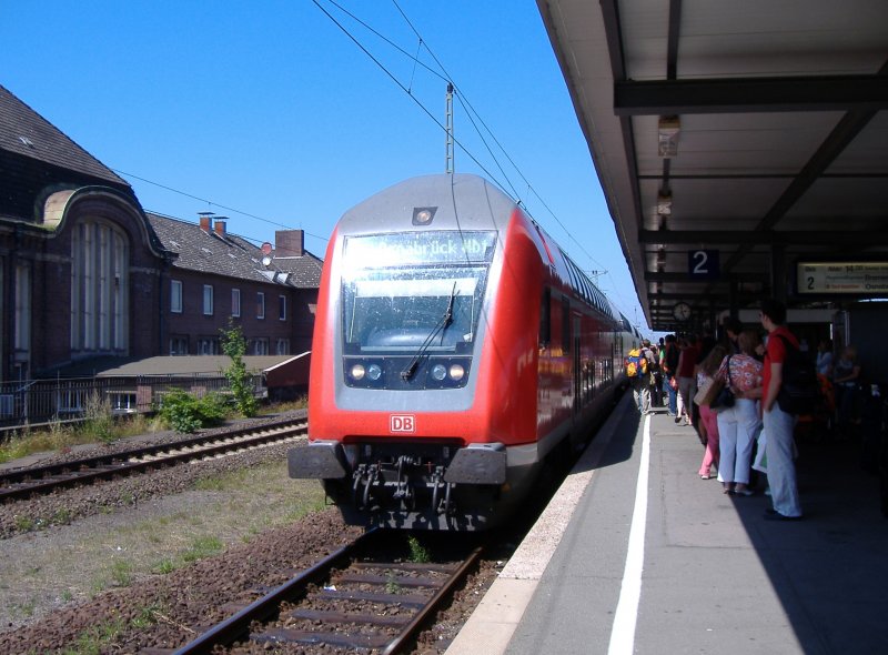 Ein Doppelstock Steuerwagen als RE Bremerhaven-Lehe - Osnabrck Hbf in Bremerhaven Hbf. 24.07.2006