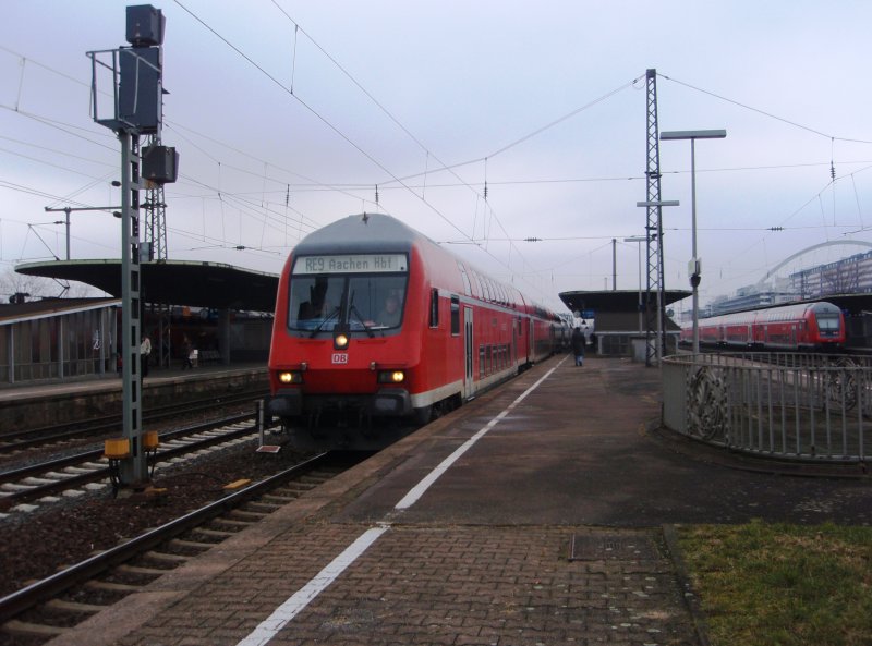 Ein Doppelstock Steuerwagen als RE 9 Siegen - Aachen Hbf in Kln Messe/Deutz. 08.02.2009