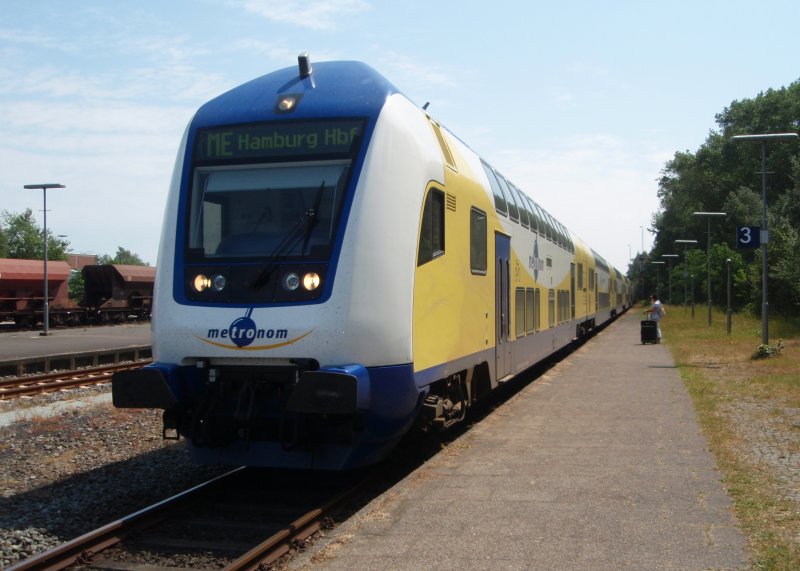 Ein Doppelstock Steuerwagen der metronom Eisenbahngesellschaft als ME nach Hamburg Hbf in Cuxhaven. 07.06.2008