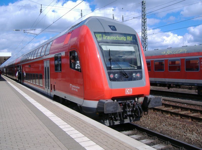 Ein Doppelstocksteuerwagen als RE 70 Braunschweig Hbf - Bielefeld Hbf in Minden (Westf.). 09.04.2006