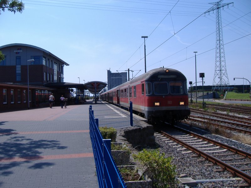 Ein Karlsruher Steuerwagen als RB nach Emden Hbf in Emden-Auenhafen. 22.07.2006