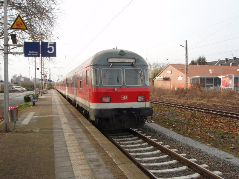 Ein Karlsruher Steuerwagen als RB 59 Soest - Dortmund Hbf in Holzwickede. 29.11.2008