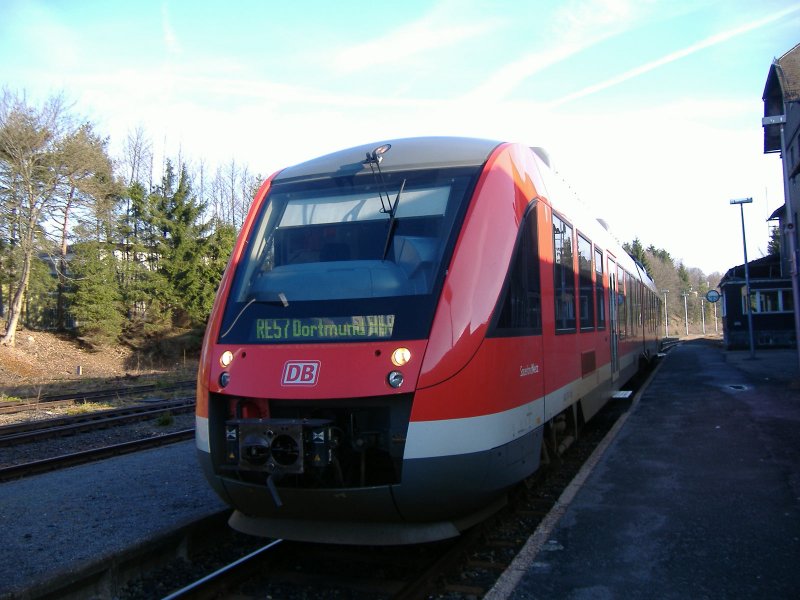 Ein VT 648 als RE 57 nach Dortmund Hbf in Winterberg (Westf.). 18.04.2006