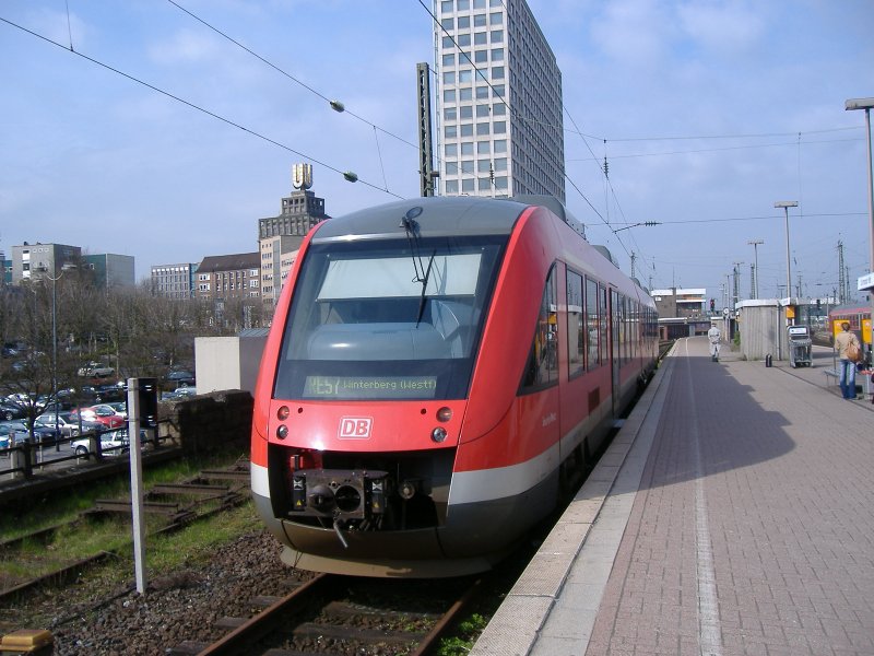 Ein VT 648 als RE 57 nach Winterberg (Westf.) in Dortmund Hbf. 18.04.2006
