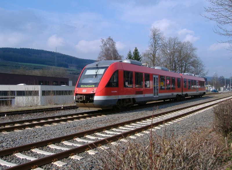 Ein VT 648 als RE 57 Winterberg (Westf.) - Dortmund Hbf bei der Ausfahrt aus Bestwig. 22.04.2006