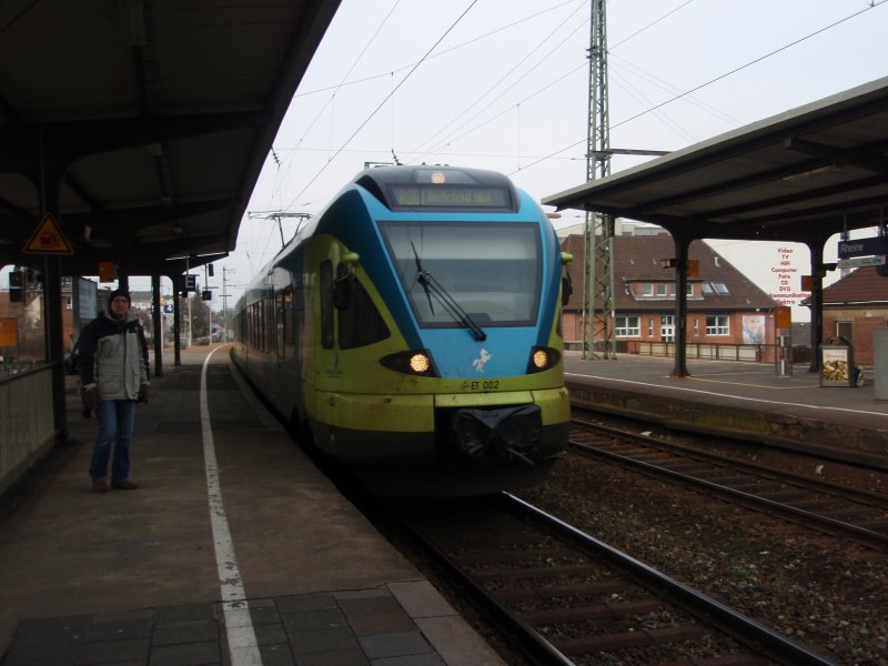 ET 002 der Westfalenbahn als RB 61 Bad Bentheim - Bielefeld Hbf bei der Einfahrt in Rheine. 23.02.2008