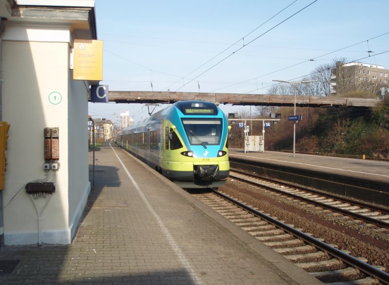 ET 018 der Westfalenbahn als RB 61 Bielefeld Hbf - Bad Bentheim bei der Ausfahrt aus Osnabrck Hbf. 08.03.2008