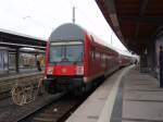 DB Regio Nordost Ein Doppelstock Steuerwagen als RE 3 aus Elsterwerda in Stralsund. 20.03.2010
