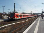 423 825 als S 5 nach Frankfurt (Main) Sd in Friedrichsdorf (Taunus).