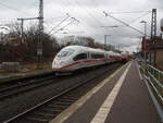Ein ET 403 als ICE 1123 Oberhausen Hbf - Mnchen Hbf in Warburg (Westf.).