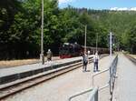 99 7245-6 der Harzer Schmalspurbahnen als HSB aus Wernigerode Hbf bei der Einfahrt in Eisfelder Talmhle.