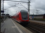Ein Doppelstock Steuerwagen als RE Kassel Hbf - Frankfurt (Main) Hbf in Gieen. 23.04.2016 