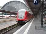 Ein Doppelstock Steuerwagen als RE 30 nach Kassel Hbf in Frankfurt (Main) Hbf.