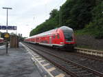Ein Doppelstock Steuerwagen als RE Fulda - Frankfurt (Main) Hbf in Schlchtern.