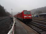 245 017 als RE 57 Hamm (Westf.) Hbf - Usseln bei der Ausfahrt aus Brilon Wald. 03.02.2024