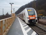 462 027 der National Express als RE 6 Köln/Bonn Flughafen - Minden (Westf.) in Porta Westfalica.