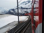 Eine HGe 4/4 II der Matterhorn-Gotthard-Bahn als R Disentis/Mustr - Andermatt bei der Ausfahrt aus Ntschen. 07.05.2019