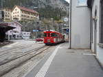 Ein Steuerwagen der Matterhorn-Gotthard-Bahn als R aus Andermatt in Gschenen.