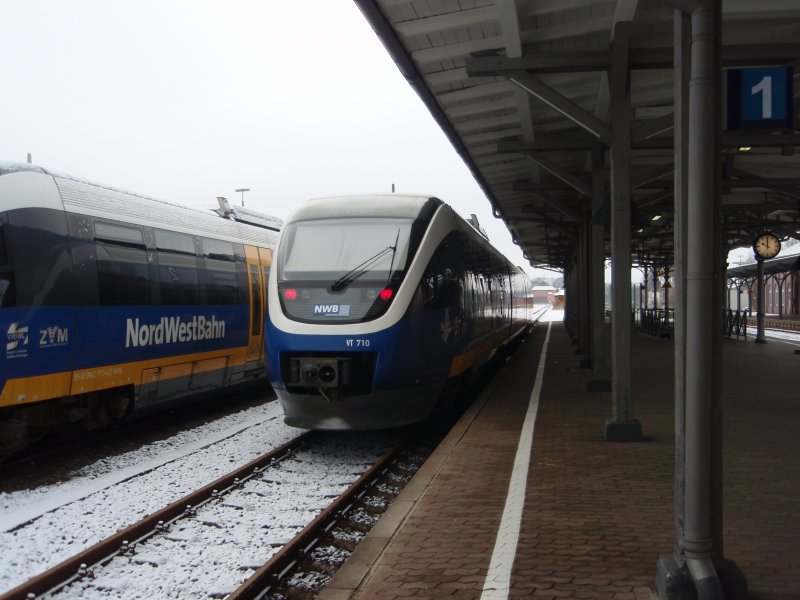 VT 710 der NordWestBahn als RB 84 nach Paderborn Hbf in Holzminden. 14.02.2009
