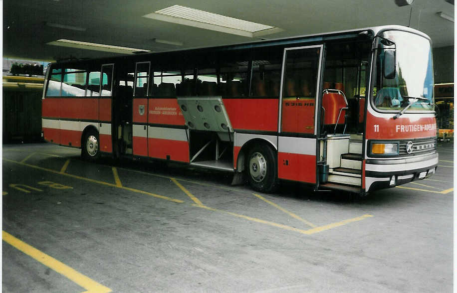 (006'421) - AFA Adelboden - Nr. 11/BE 345'172 - Setra am 12. August 1990 beim Bahnhof Frutigen