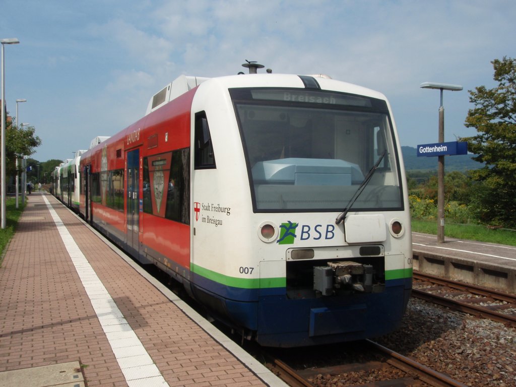 007 der Breisgau S-Bahn als BSB Freiburg (Breisgau) Hbf - Breisach in Gottenheim. 20.08.2010