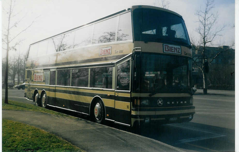 (016'215) - Bienz, Kssnacht - Nr. 16/LU 15'526 - Setra (ex Marti, Kallnach Nr. 16) am 3. Februar 1997 in Thun, Lachen