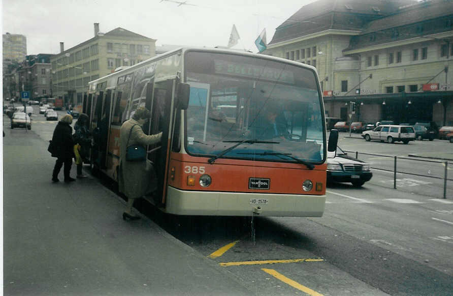 (016'505) - TL Lausanne - Nr. 385/VD 1578 - Van Hool am 16. Mrz 1997 beim Bahnhof Lausanne