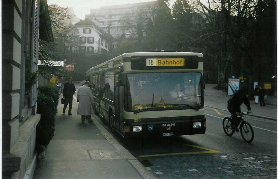 (016'630) - SVB Bern - Nr. 233/BE 513'233 - MAN am 26. Mrz 1997 in Bern, Brengraben