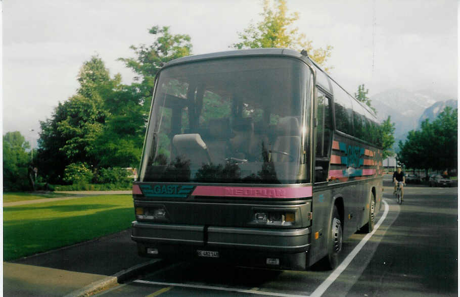 (017'203) - Gast, Utzenstorf - BE 482'148 - Neoplan am 6. Juni 1997 in Thun, Lachen