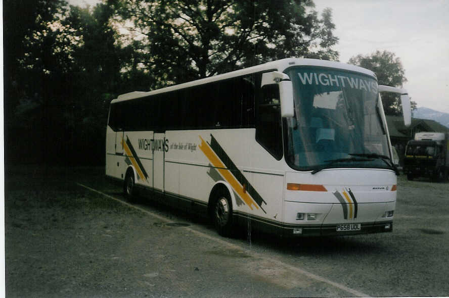 (017'212) - Aus England: Wightways, Isle of Wight - P 658 UDL - Bova am 10. Juni 1997 in Thun, Lachenwiese