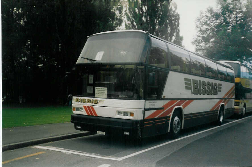 (017'215) - Bissig, Brunnen - Nr. 9/SZ 5472 - Neoplan am 11. Juni 1997 in Thun, Lachen