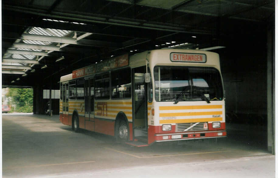 (017'415) - STI Thun - Nr. 33/BE 419'033 - Volvo/R&J (ex SAT Thun Nr. 33) am 25. Juni 1997 in Thun, Garage