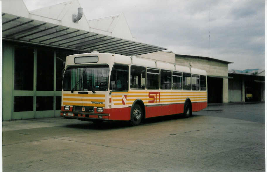 (017'421) - STI Thun - Nr. 24/BE 419'024 - Volvo/R&J (ex SAT Thun Nr. 24) am 26. Juni 1997 in Thun, Garage