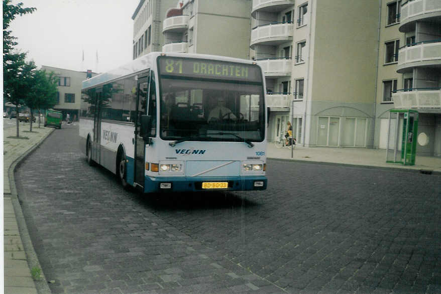 (018'107) - VEONN - Nr. 1081/BD-BG-33 - Volvo/Berkhof am 16. Juli 1997 in Drachten, Busstation