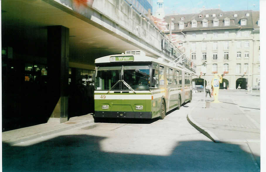 (019'101) - SVB Bern - Nr. 49 - FBW/R&J Gelenktrolleybus am 5. September 1997 beim Bahnhof Bern