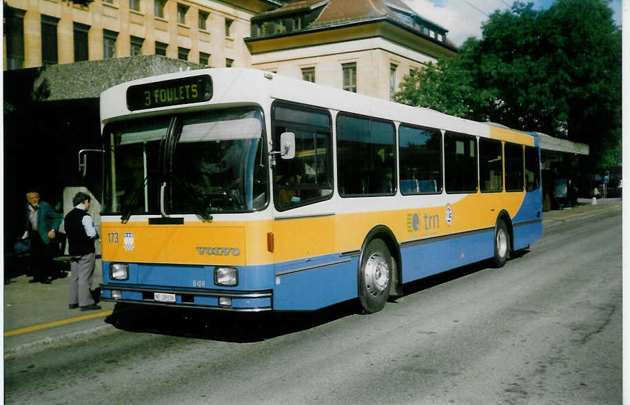 (019'914) - TC La Chaux-de-Fonds - Nr. 173/NE 29'136 - Volvo/Lauber am 7. Oktober 1997 beim Bahnhof La Chaux-de-Fonds