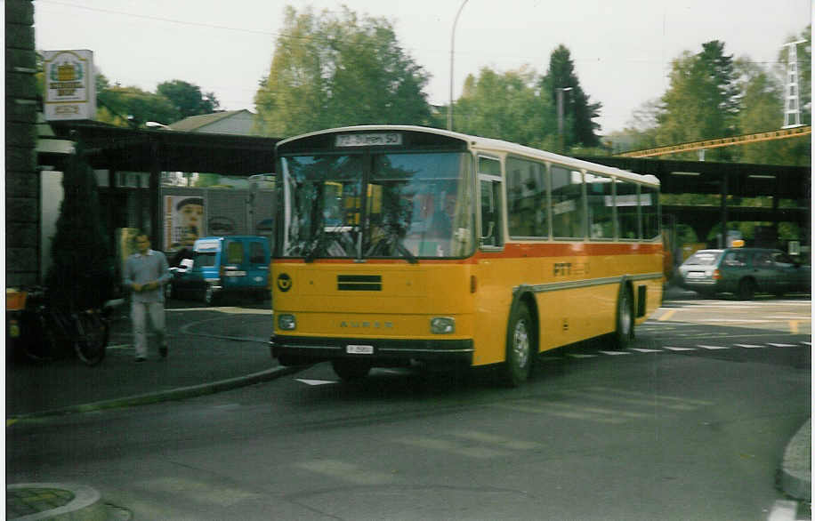 (020'015) - PTT-Regie - P 25'850 - Saurer/Hess am 8. Oktober 1997 beim Bahnhof Liestal