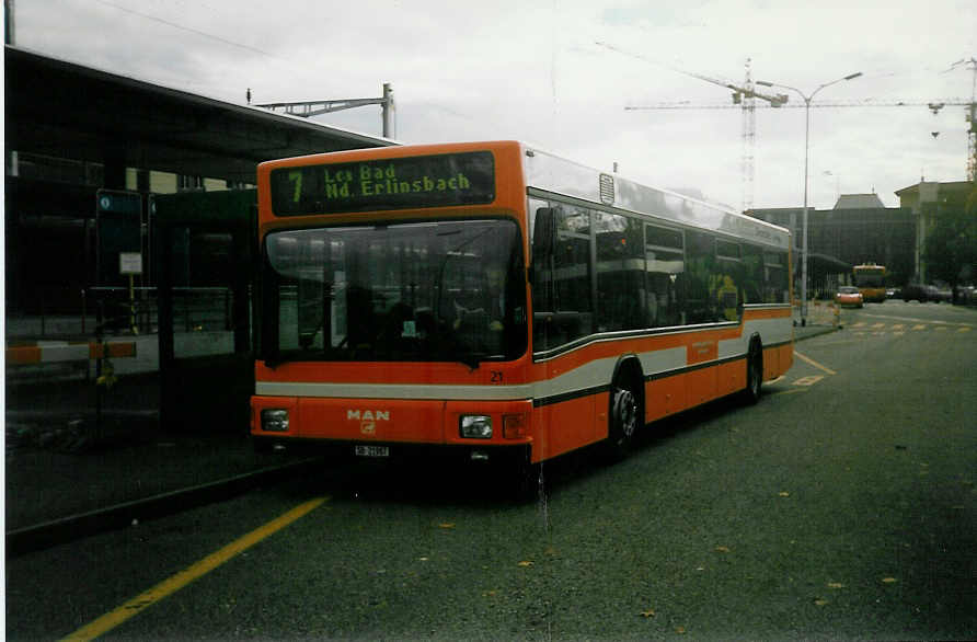 (020'221) - AGO Olten - Nr. 21/SO 21'987 - MAN am 11. Oktober 1997 beim Bahnhof Olten