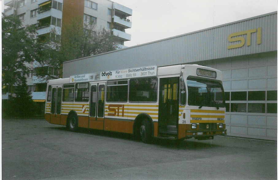 (020'229) - STI Thun - Nr. 28/BE 419'028 - Volvo/R&J (ex SAT Thun Nr. 28) am 14. Oktober 1997 in Thun, Garage