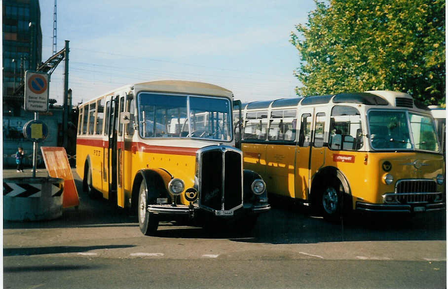 (020'418) - Voegtlin-Meyer, Brugg - Nr. 8/AG 14'448 - Berna/R&J (ex P 23'700; ex Schenk, Triengen; ex AGS Schftland) am 25. Oktober 1997 beim Bahnhof Brugg (75 Jahre PAH Voegtlin-Meyer)